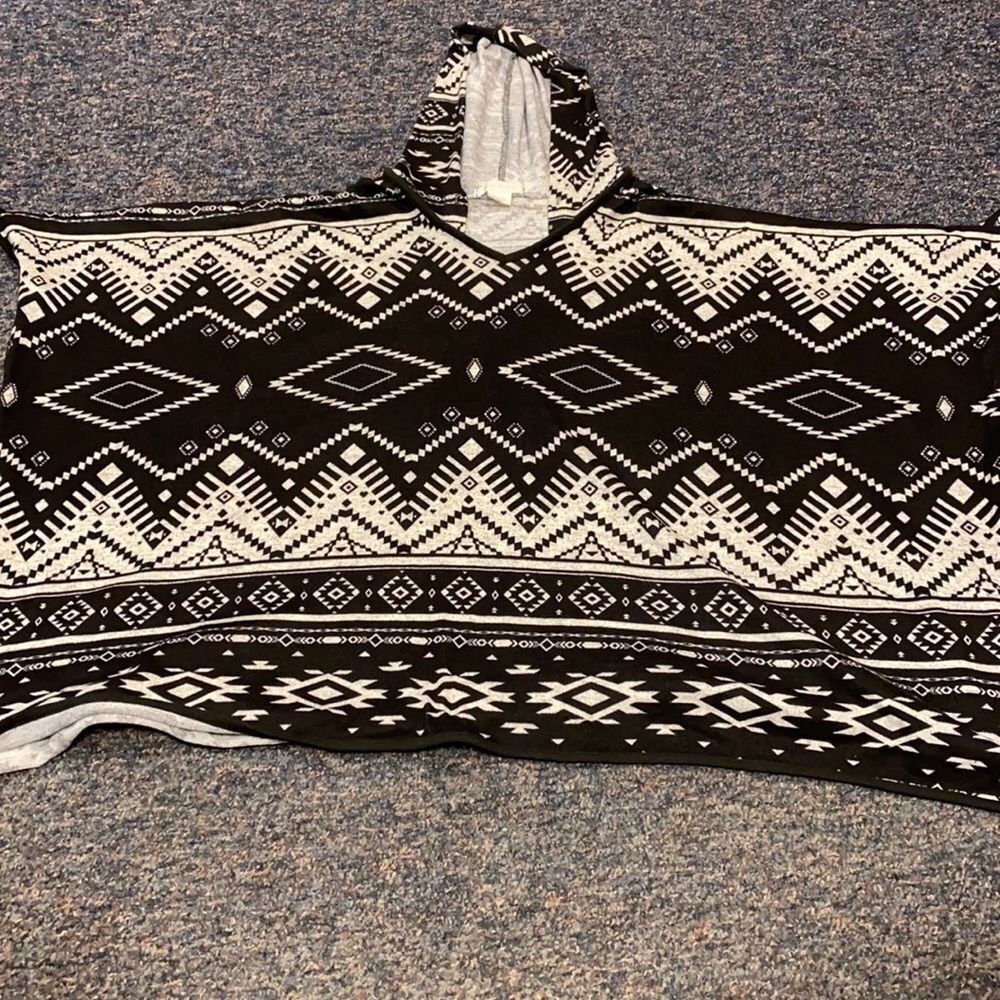 Belle Du Jour Tribal Print Poncho sz. M